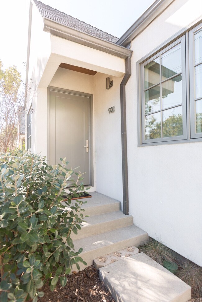 Building Photo - 921 N El Centro Ave