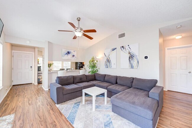 Foto del edificio - 6202 Valley Knight