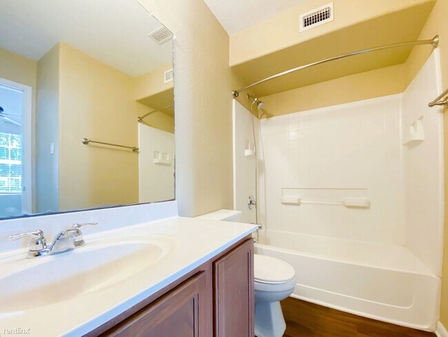 Building Photo - 1 br, 1 bath Duplex - 118 Rush Haven Hvn C C