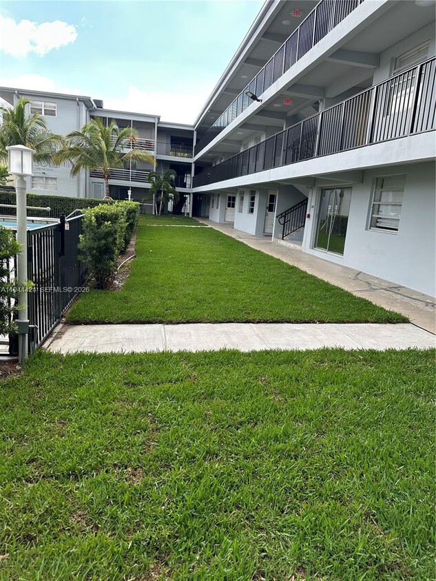 Foto del edificio - 1100 NE 1st Ct