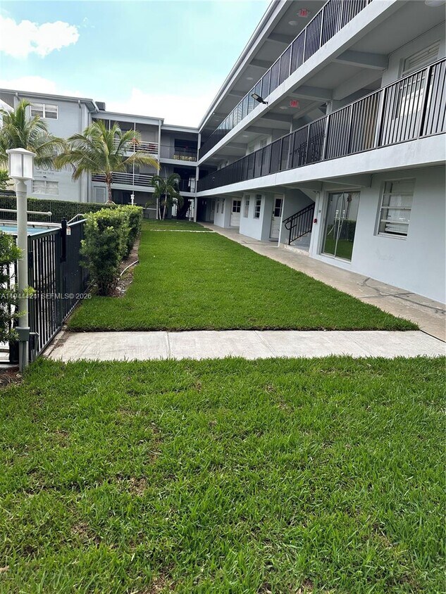 Building Photo - 1100 NE 1st Ct