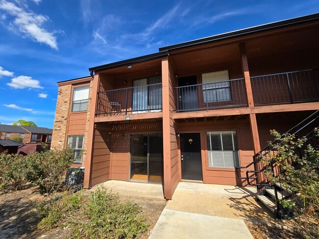 Building Photo - College Station - 2 Bedroom, 2 Bath - Down...