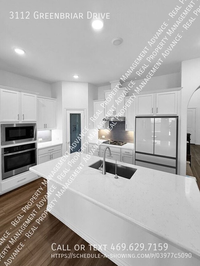 Building Photo - 3112 Greenbriar Dr