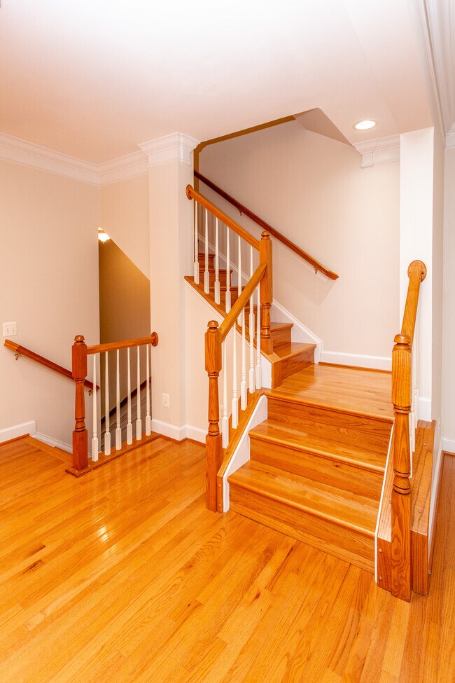 Building Photo - 2443 Huntington Park Dr