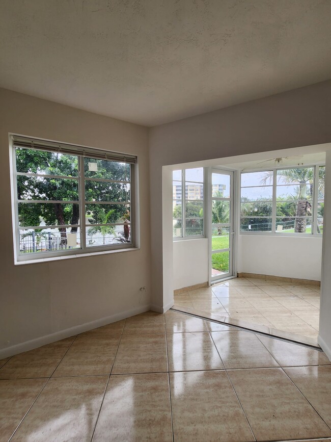 Building Photo - 1671 NE Miami Gardens Dr