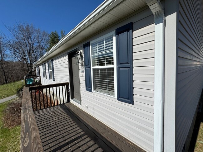 Building Photo - Candler - Recently Renovated Apt Ready for Occupancy!