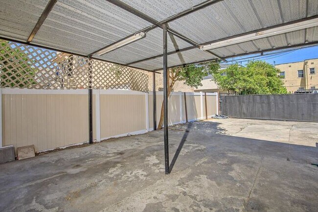 Building Photo - Beautiful Home Ready for Move-in