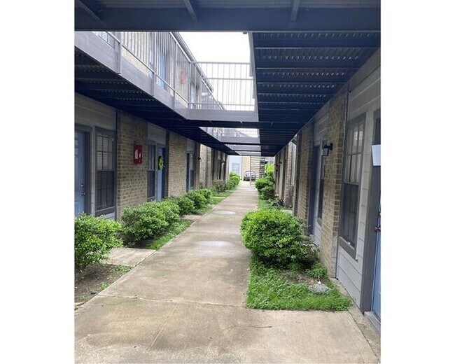 Building Photo - 124 S Roberts Cut Off Rd