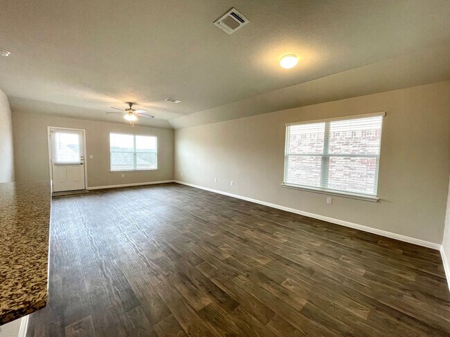 Building Photo - Charming 4 bedroom, 2 bathroom in East-Cen...