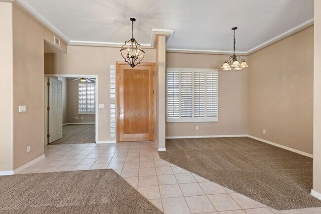 Building Photo - Nice Red Mountain home with 3 car garage a...