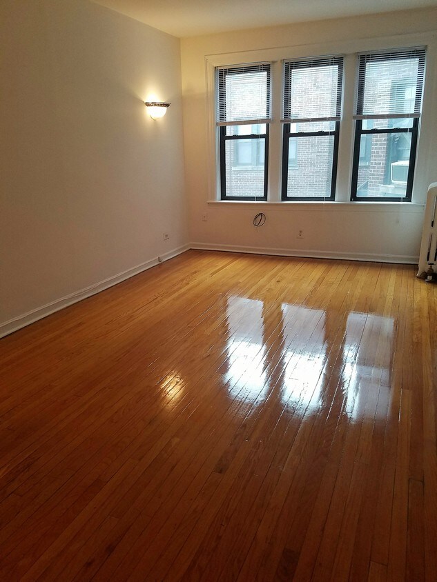 Foto principal - 638 W Addison St