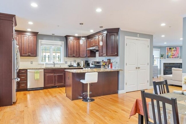 Building Photo - 4 bedroom in Waltham MA 02453