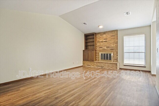 Building Photo - 423 W Curtis Dr