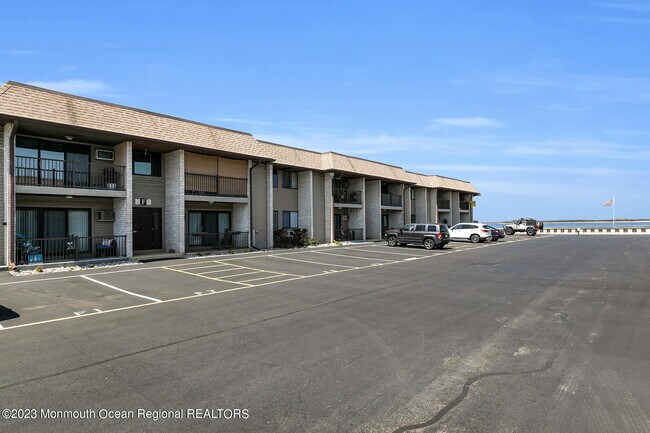 Foto del edificio - 330 Shore Dr
