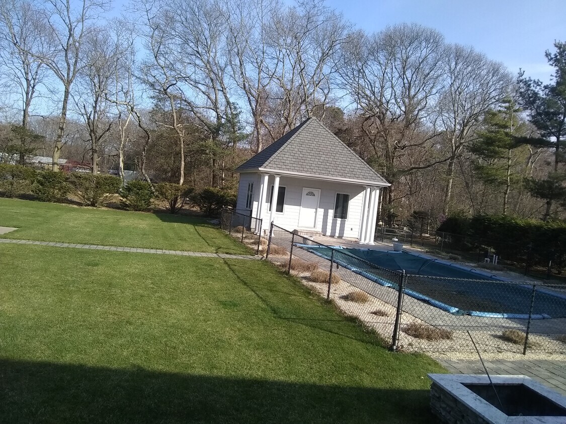 2 Wisteria Dr, RemsenburgSpeonk, NY 11960 Apartments in Remsenburg