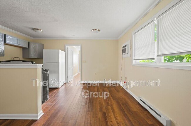Building Photo - 4133-8 St John's Avenue