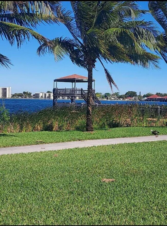 Foto del edificio - 113 Lake Emerald Dr