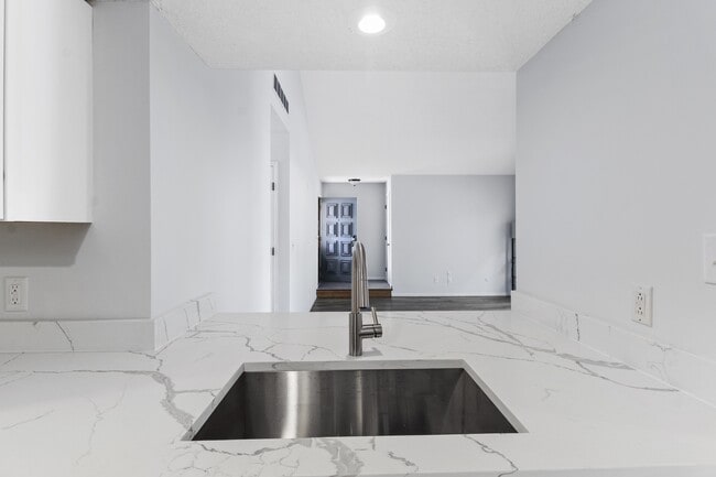 Foto del edificio - 2302A Melrose Dr