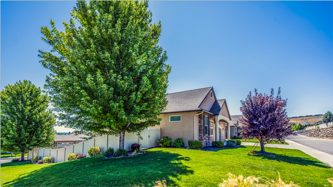 Building Photo - Stunning, Modern South Richland Home with ...