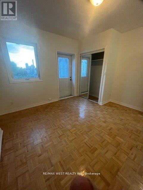 Photo du bâtiment - 1319 St Clair Ave W