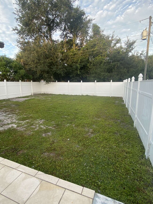 Building Photo - 311 N Arcadia Ave