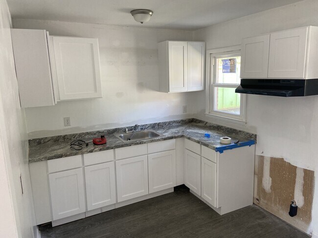 Building Photo - 1313 Royal Manor