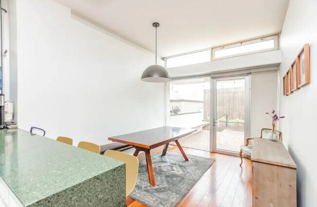 Foto del edificio - 4805 S Langley Ave