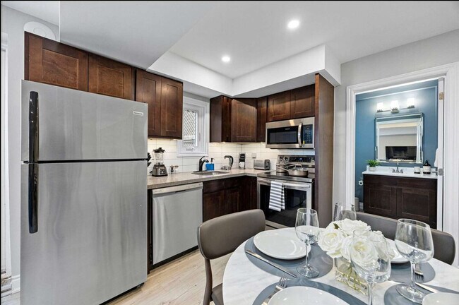 Photo du bâtiment - 557 St Clair Ave W