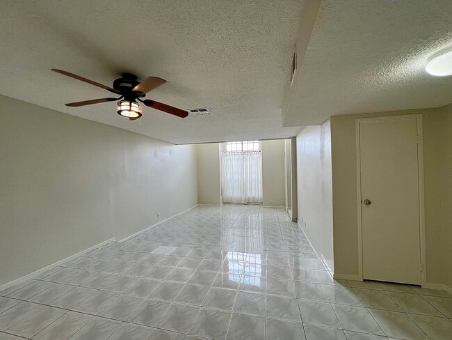 Building Photo - TWO BEDROOM TOWNHOME WITH VAULTED CEILING AND GRAND FRONT WINDOWS