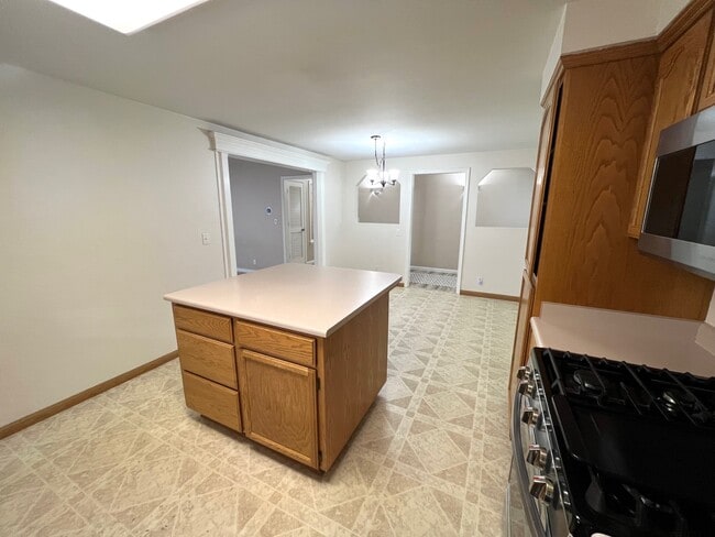 Building Photo - 734 Hemlock Ct