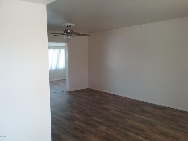 Foto del edificio - 11006 W Canterbury Dr