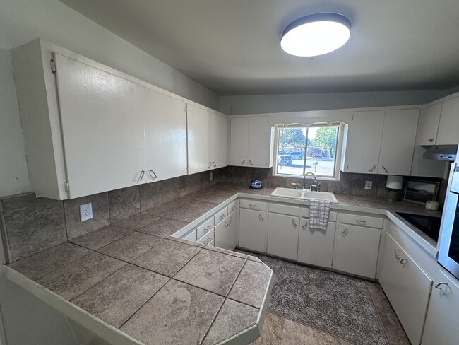 Building Photo - 2310 Oxford Cir