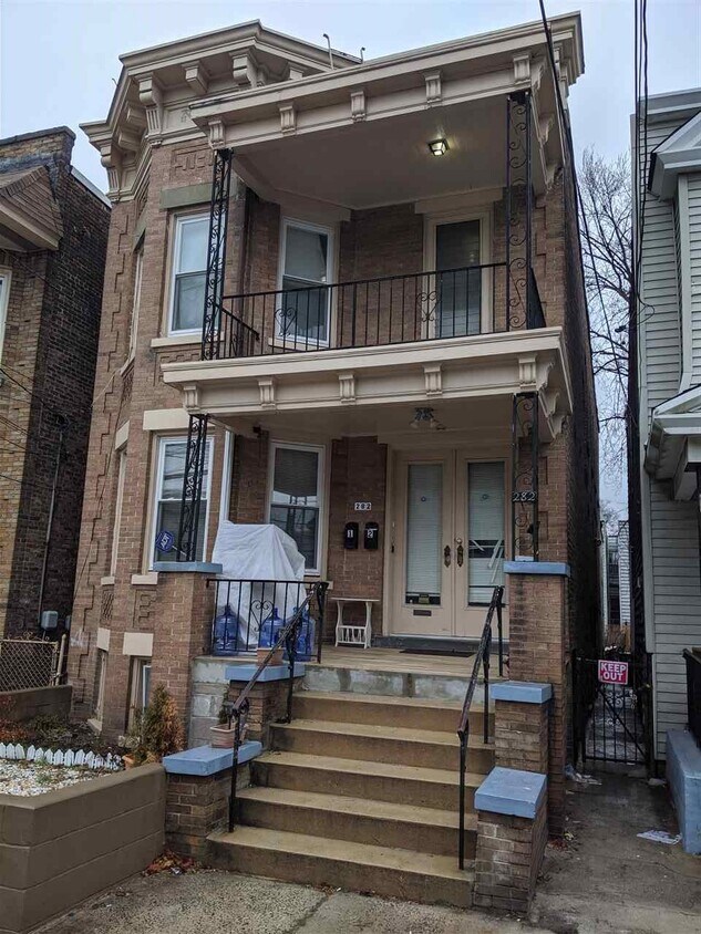 Primary Photo - 282 Ege Ave