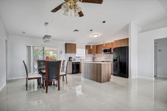 Building Photo - 113 Madrid St