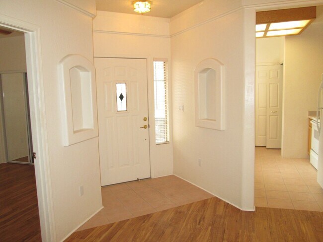 Foto del edificio - Unfurnished - 1 Year Rental