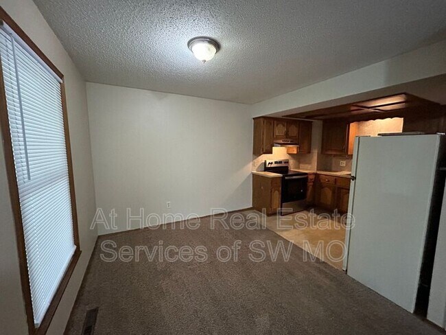 Building Photo - 459 W Grand St