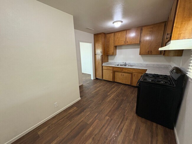 Foto del edificio - NW Visalia corner lot home available now!