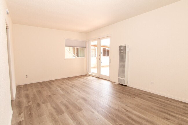 Foto del edificio - Refreshed 2 Bed/1 Bath in the Heart of Pacific Beach- Close to the Beach + Bay! REDUCED DEPOSIT $...
