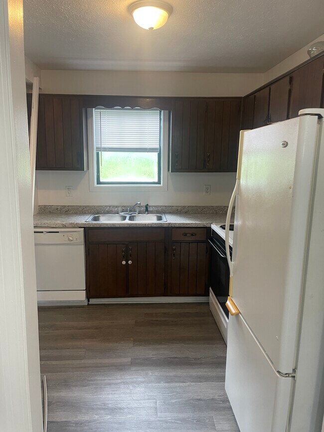 Kitchen - 204 Michelle Ave