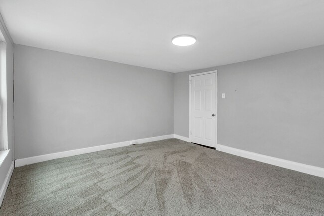 Building Photo - 5 Bed 2.5 Bath - ALL UPDATED, great south ...