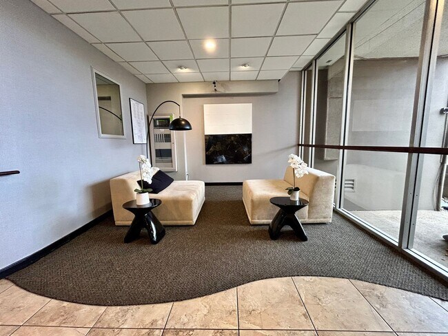 Foto del edificio - Beautiful 1-Bedroom Condo at Mountain Shadow Condominiums