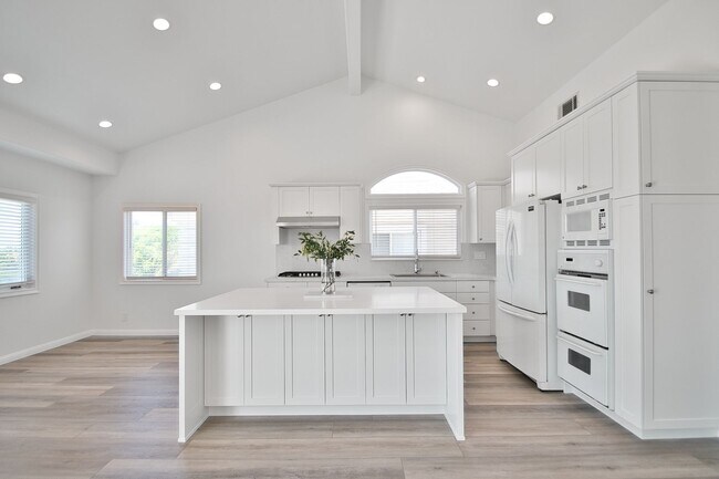 Building Photo - Beautiful Ocean View Townhome with Remodel...