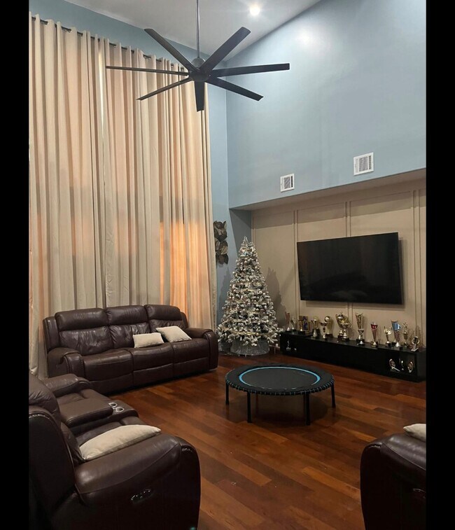 Photo - 10000 Nanak Dr House