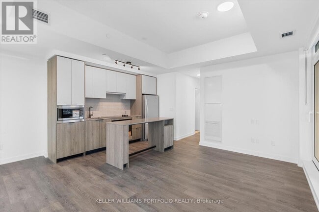 Photo du bâtiment - 1007 The Queensway