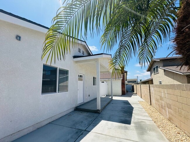 Building Photo - Willow Cir