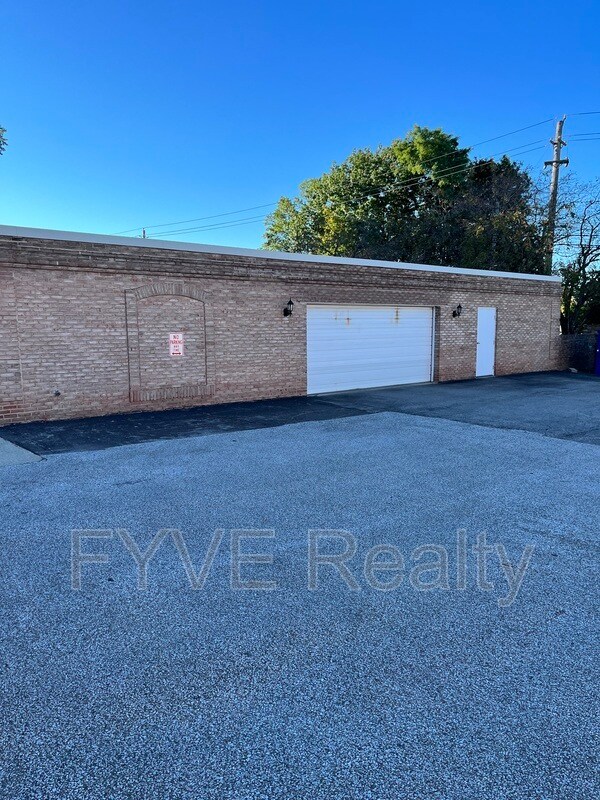 Building Photo - 1155 Charter Oak Ln