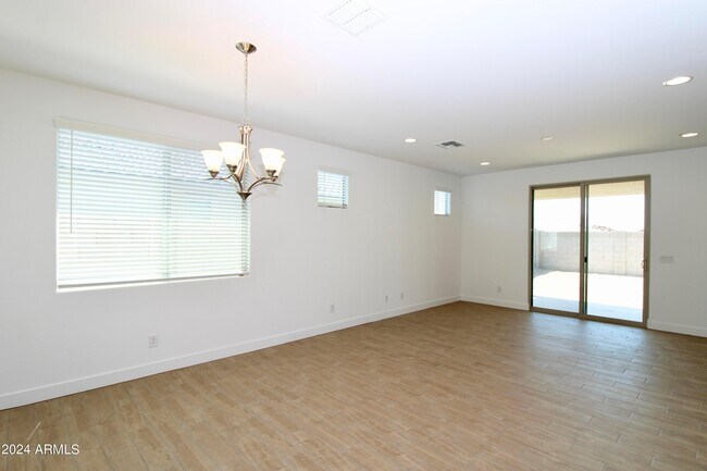 Foto del edificio - 24151 W Gross Ave