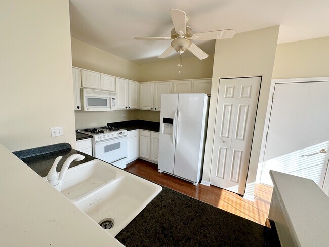 Foto del edificio - 619 Lakeridge Ct