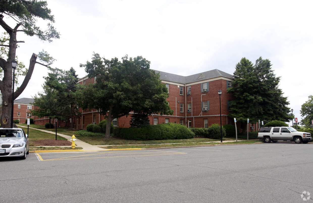 West River Station Apartments in Alexandria, VA