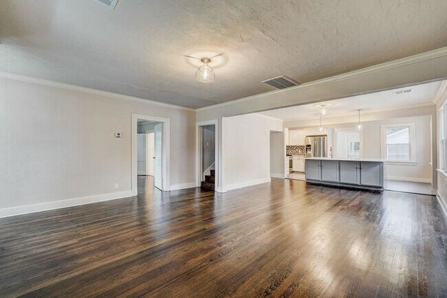 Building Photo - Shepherd District 3 Bed 2 Bath Ready for Y...